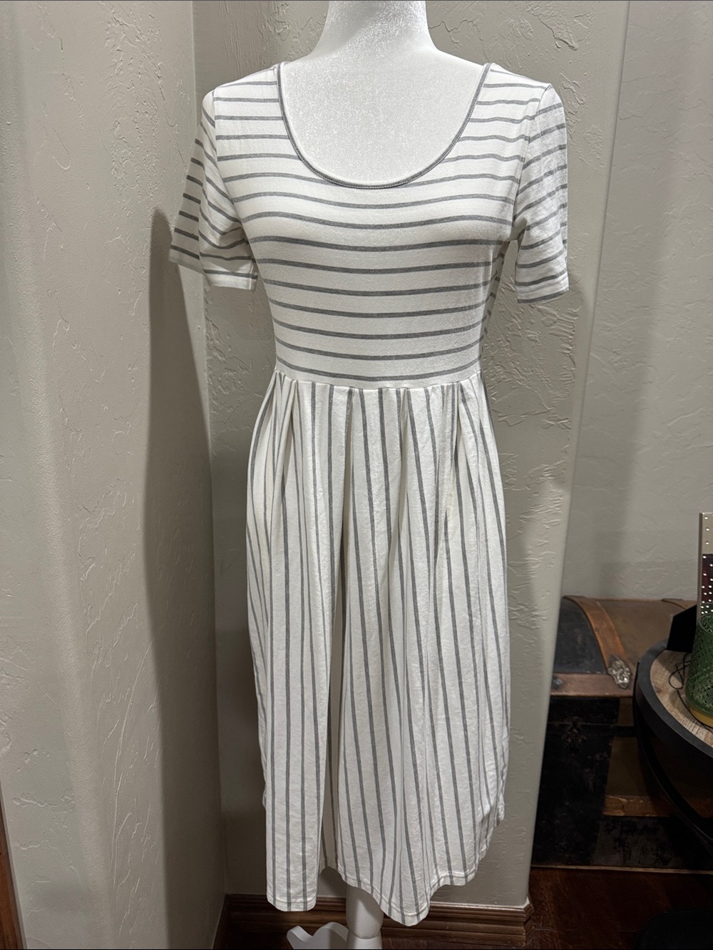Classic Scoop Neck Striped Midi Dress - White & Gray